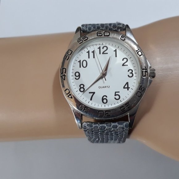 Watch Quartz with Easy to Read Large Numbers - Picture 1 of 6